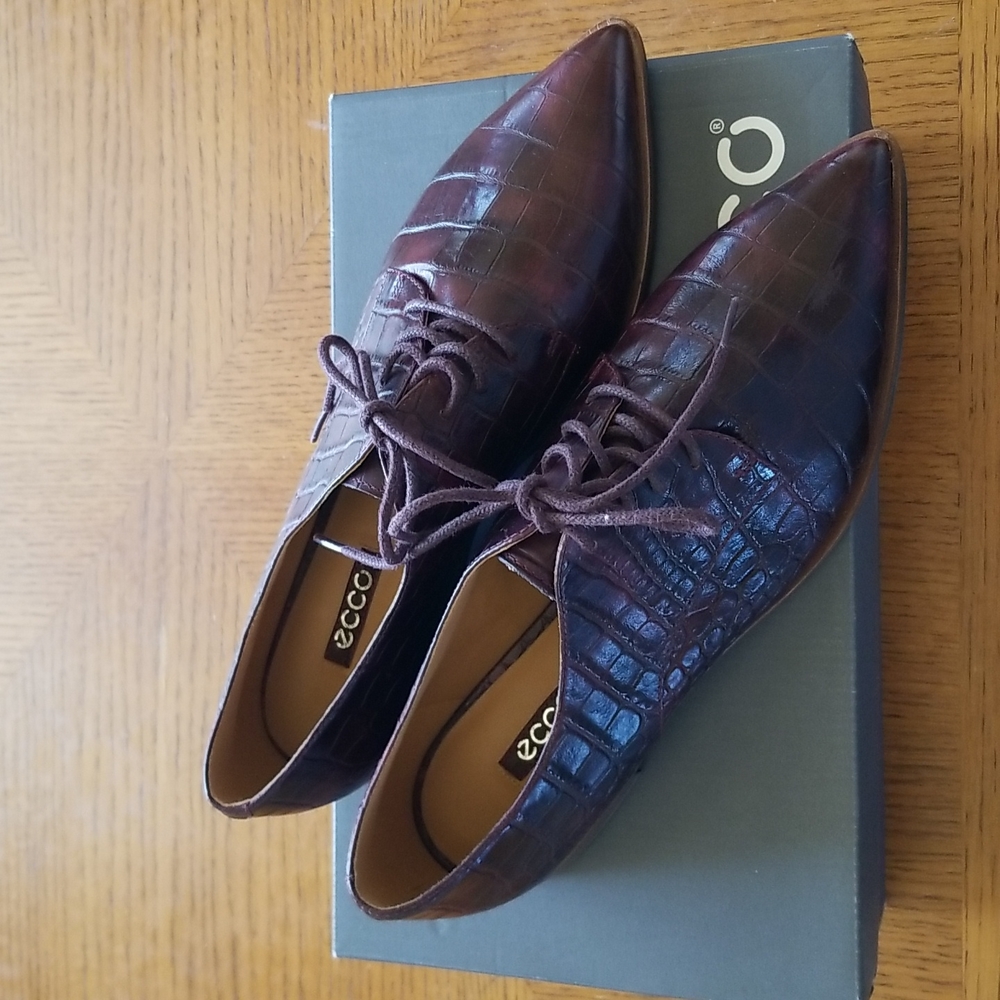 Ecco Ladies Tie Flat Shoes